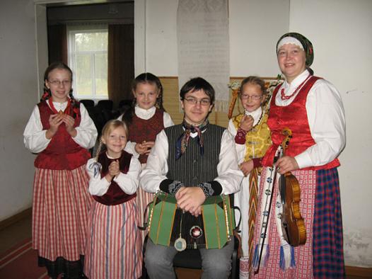 Grojant Ringaudų kultūros centro vaikų ir jaunimo folkloro ansambliui "Ringutis", sukosi poros.