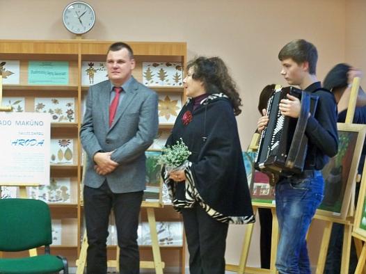 Piliuonos tautodailės studijos vadovė Regina Juodžbalienė, akordeonistas Lukas Kepežėnas