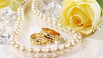 1464702199_holidays___weddings_wedding_rings_and_yellow_rose_055791_